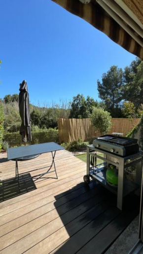 La perle des Estivales, STUDIO avec coin nuit enfants, parking et piscine , à 20min à pied port et plage